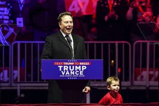 Elon Musk z synem podczas wiecu Trumpa 