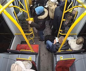 Szokujące sceny z tramwaju w Warszawie. Opublikowano właśnie nagranie. „Trzymaj się mocno”