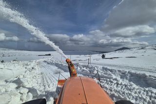 Wielkie odśnieżanie w Karkonoszach. Droga do schroniska oczyszczona 