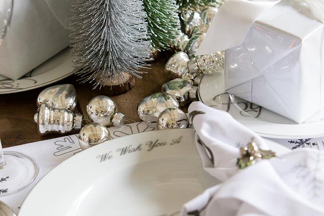 Białe podkładki i serwetki na świątecznym stole
