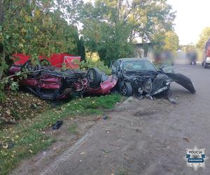 Kolejny śmiertelny wypadek na Mazowszu. Jedna osoba nie żyje, dwie ciężko ranne. Z aut została miazga