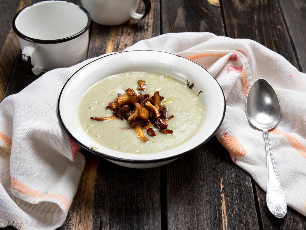 Kremowa zupa ziemniaczana ze smażonymi kurkami