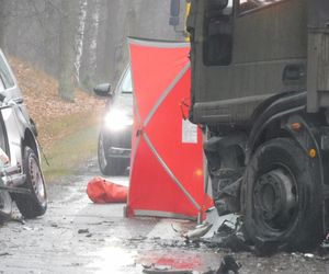 Masowy wypadek pod Warszawą! Zderzenie trzech aut z wojskową ciężarówką. Jedna osoba nie żyje