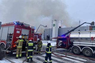 Strażacy wciąż dogaszają halę w Bydgoszczy. Przed nimi jeszcze wiele godzin pracy