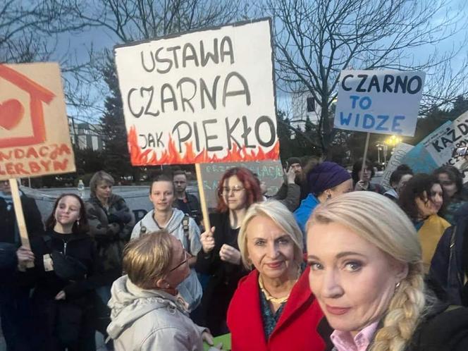 Kilkaset osób protestowało przed Sejmem. Chodzi o Lex Czarnek 2.0