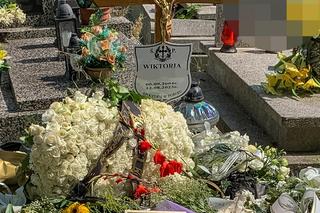 Białą urnę przykryły kwiaty. Przyjaciele zamordowanej Wiktorii cały czas czuwają przy grobie