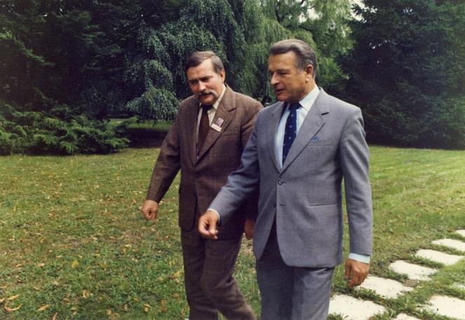 Lech Wałęsa z Czesławem Kiszczakiem podczas rozmów w 1988 r.