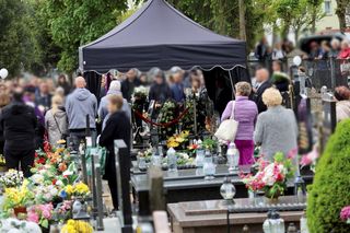 Tłumy na pogrzebie tragicznie zmarłej Mai. Kościół w Działdowie wypełniony po brzegi