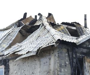 Blok przy ul. Powstańców w Ząbkach po pożarze