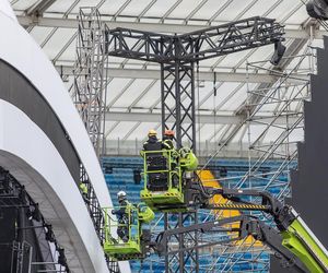 Budowa scen sylwestrowych na Stadionie Śląskim