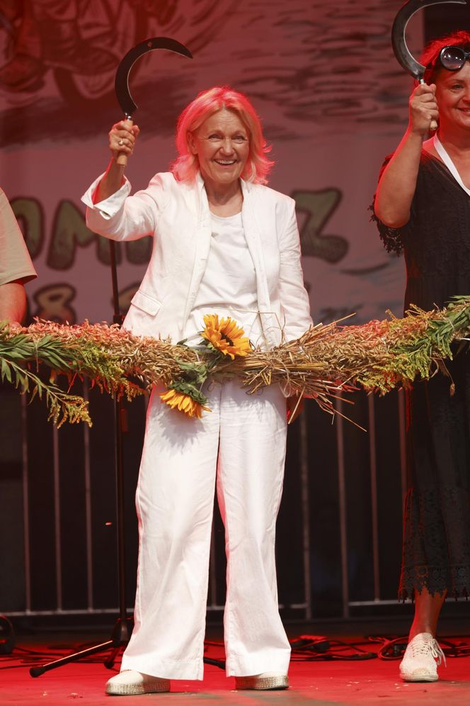 Cała na biało Maria Pakulnis szaleje z sierpem w Lubomierzu. Renata Dancewicz tym razem na spokojnie