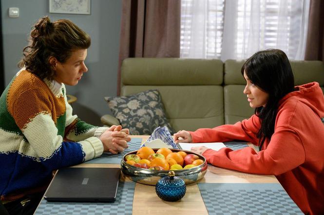 Barwy szczęścia odc. 2270. Madzia (Natalia Sierzputowska), Kacper (Jakub Szlachetka)