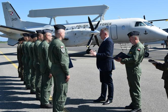 Paweł Bejda na tle Saab 304