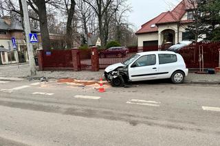 Dramat na Białołęce. Wiozła dzieci, roztrzaskała się na słupie