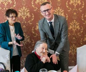 Pani Wanda skończyła 100 lat i zdradza sekret długowieczności. Od tego zawsze zaczyna dzień, kupisz to w każdym sklepie 