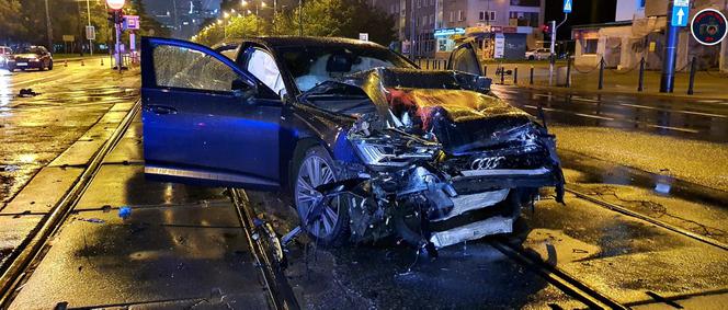 Zmiażdżone auto w centrum Warszawy 