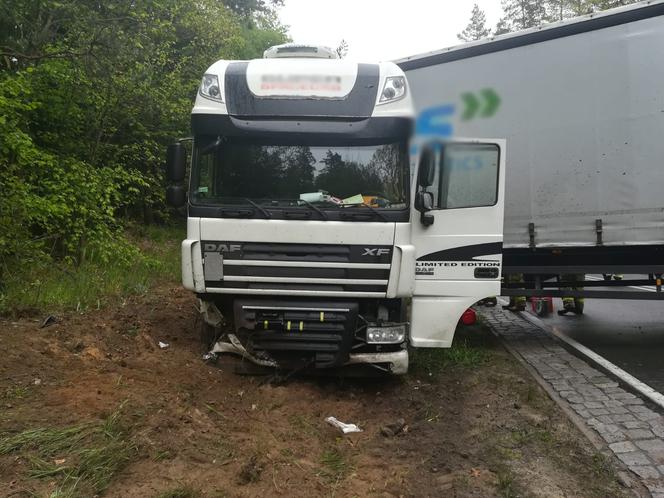 Wypadek na DK 16. Samochód ciężarowy wpadł w poślizg