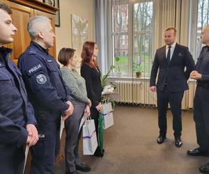 Nastolatka w drodze ze szkoły zobaczyła mężczyznę z kablem zaciśniętym na szyi. Przy nim leżał nóż