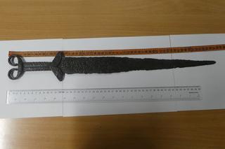 Starożytne miecze w przesyłce pocztowej