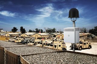 System antydronowy nowej generacji. Wykrywa i zagłusza również roje dronów wojskowych