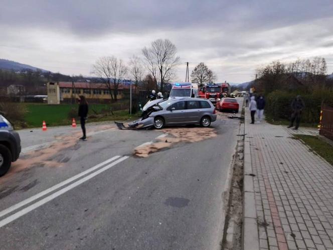 Jedna osoba w szpitalu po WYPADKU w Kąclowej! Peugeot TOTALNIE rozbity!