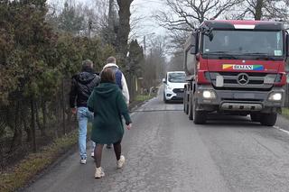 Chcemy chodnika i autobusu. Mieszkańcy ul. Szamocin na Białołęce apelują do urzędników