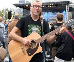 Gitarowe granie z zespołem Dżem na Rynku w Katowicach