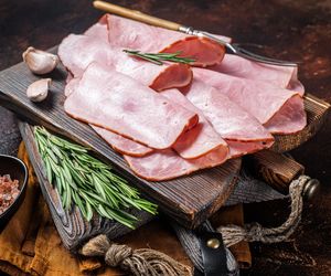 Na wielkanocnym stole nie może zabraknąć szynki. Ten przepis zaskoczy wszystkich gości.