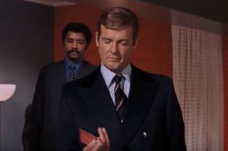 Roger Moore jako James Bond 