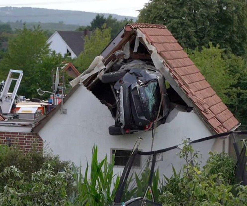 Koszmar w ogrodzie: 84-latek staranował dziecko, a auto wbiło się w dach stodoły