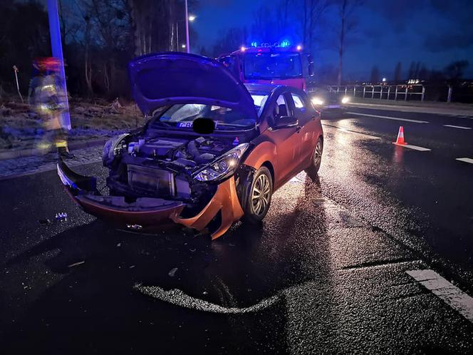 Groźny wypadek na ul. Nowotoruńskiej w Bydgoszczy. Jedna osoba trafiła do szpitala! [ZDJĘCIA]