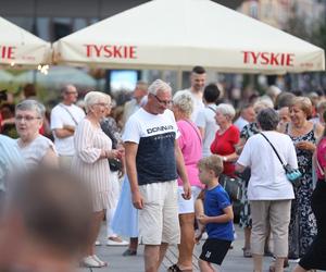 Potańcówki przed Teatrem Śląskim w Katowicach. Roztańczony Wyspiański porwał tłumy