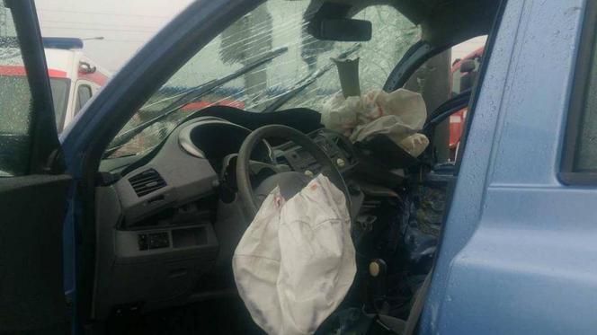 Wypadek na ul. Hlonda – nissan uderzył w słup sygnalizacji świetlnej