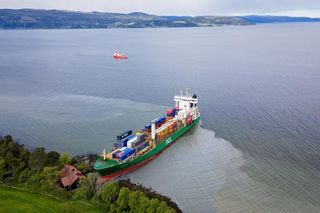 Norwegia. Kontenerowiec zszedł z kursu i niemal uderzył w dom. To surrealistyczne