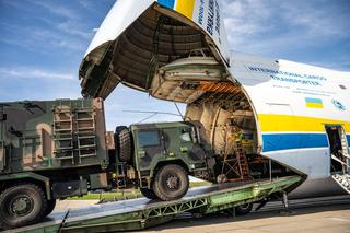 Załadunke wozu dowodzenia należącego do MJR na pokład AN-124