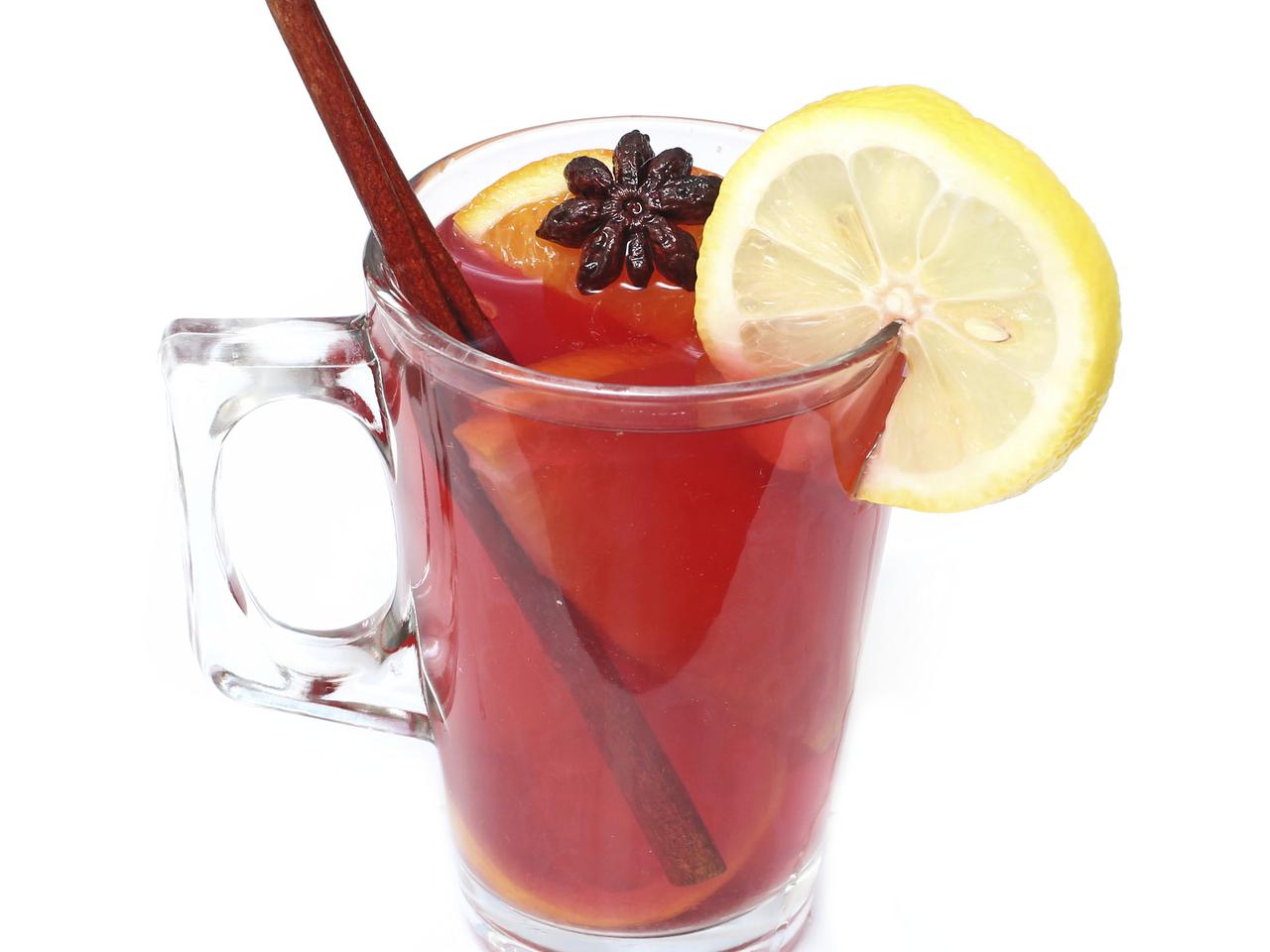 Rozgrzewające napoje z niewielkim dodatkiem alkoholu: jak przygotować?