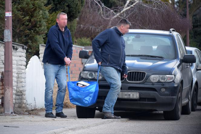 Na piżamę włożył bluzę