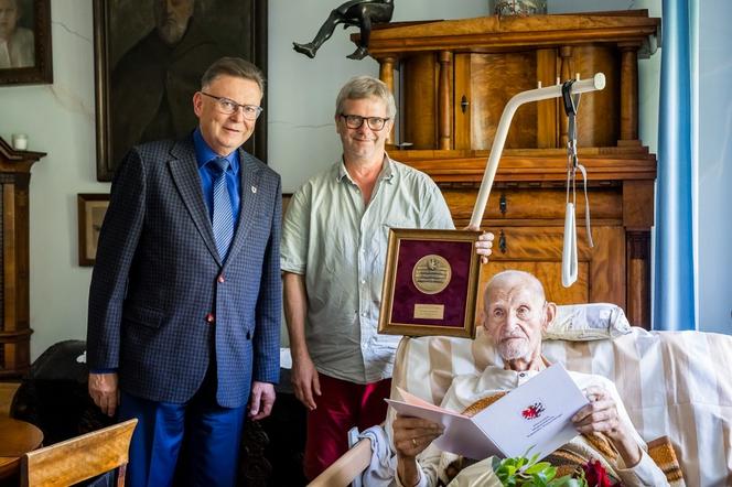 Bydgoszczanin skończył sto lat. Poznawać jego życie to jak czytać dobrą, historyczną książkę