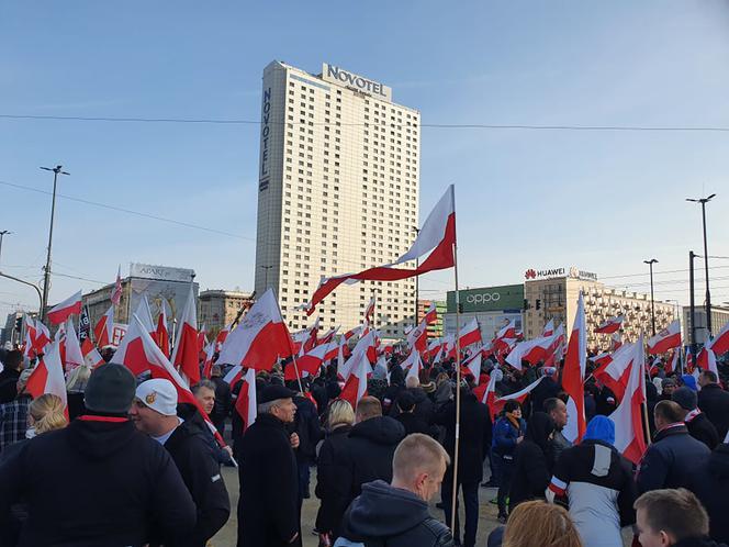 Warszawa tuż przed Marszem Niepodległości 2021 - zobaczcie, co się działo na rondzie Dmowskiego [GALERIA]