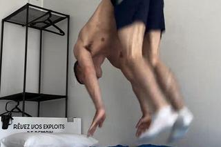 Rhys McClenaghan testuje kartonowe łóżko