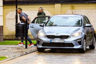 Papieros w jednej ręce, kradziona biżuteria - w drugiej. Beztroski złodziej w rękach policji