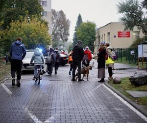 Kolejna Szkolna ulica w Warszawie. Samochodem tam nie wjedziesz