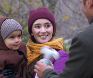 Na Wspólnej, odc. 3958. Alan (Jakub Wiszniewski), Wiola (Patrycja Franczak), Alanek junior (Ksawery Górski) 