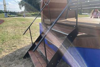 Patriotyczna ławeczka w Rzeszowie pośmiewiskiem Internetu. „Nic lepszego dziś nie zobaczysz”