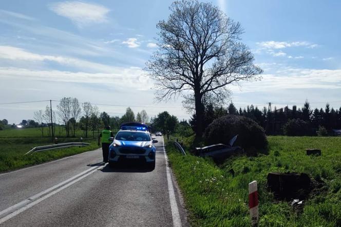 Niebezpieczny wypadek w Zaleskich. Samochód prowadzony przez nietrzeźwego kierowcę wypadł z drogi
