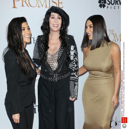 Kim Kardashian, Kourtney Kardashian i Cher na premierze filmu Obietnica