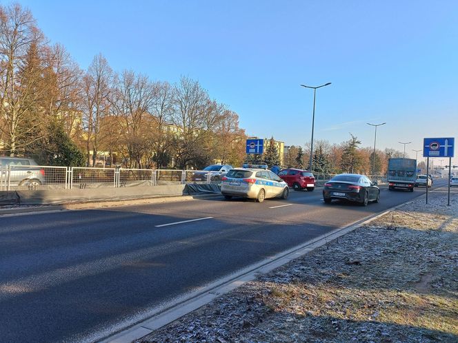 Kolizja przy zmianie pasa w Lesznie. Ciągnik siodłowy uderzył w osobówkę