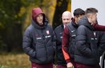 Reprezentacja zmokła na spacerze. Lewandowski się krył przed deszczem