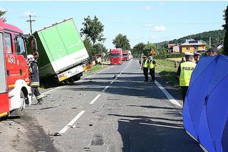 Tragiczny wypadek pod Jasłem. Ciężarówka zderzyła się z samochodem osobowym: nie żyją 3 osoby