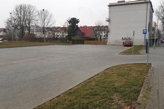 Parking przy Pałacu Młodzieży w Tarnowie świeci pustkami